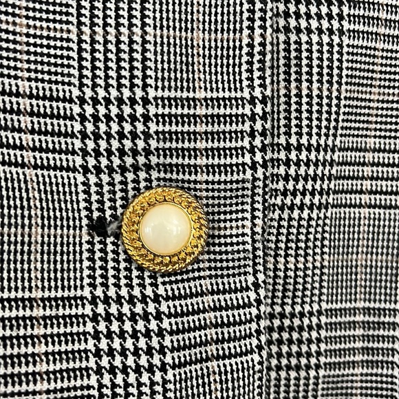 1990s Checkered Houndstooth Blazer – Vintage Charm with Faux Pearl Detail #410 - Picture 5 of 7